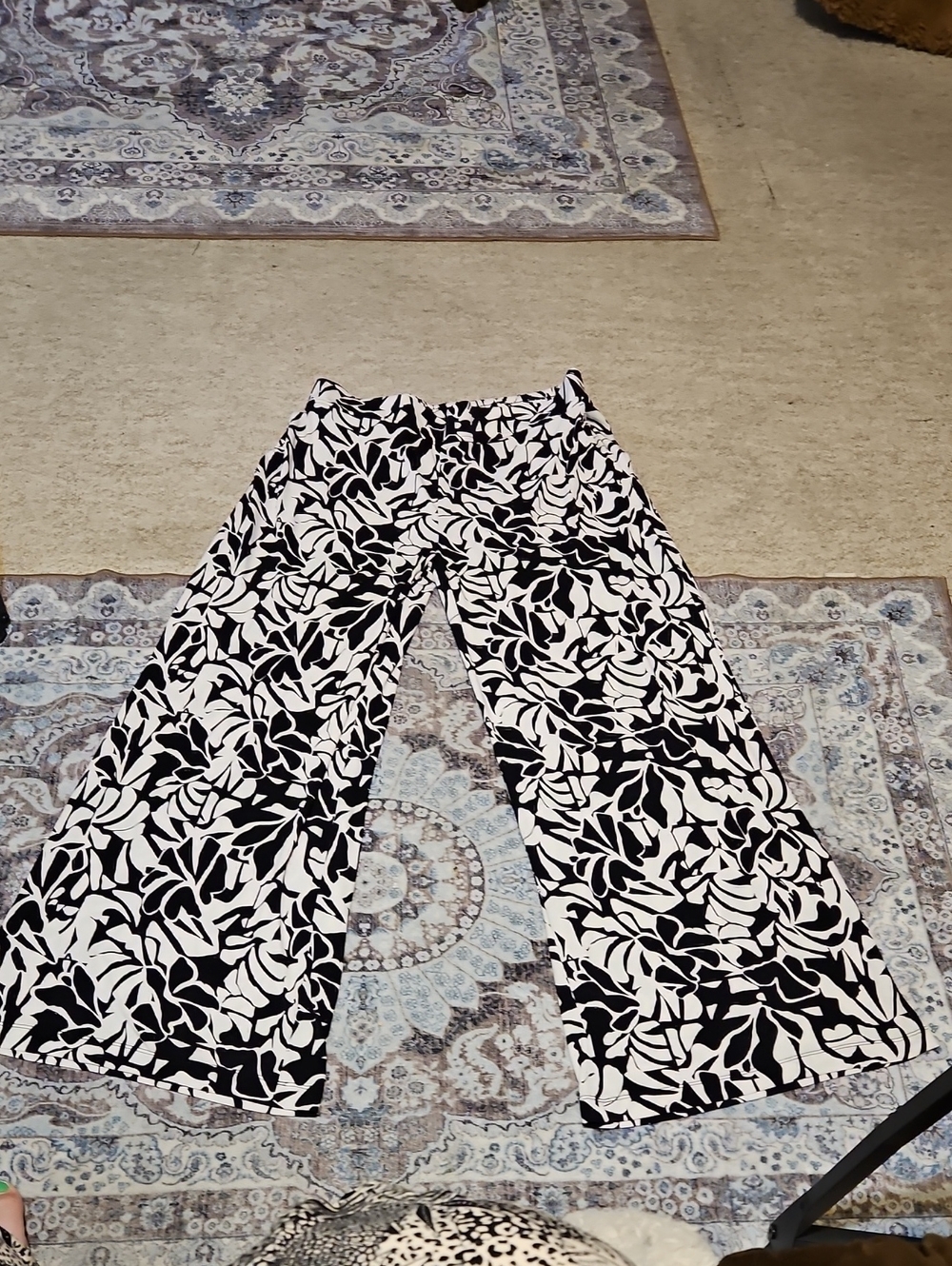 Three Dots Black and White Wide-Leg Floral Print Pants